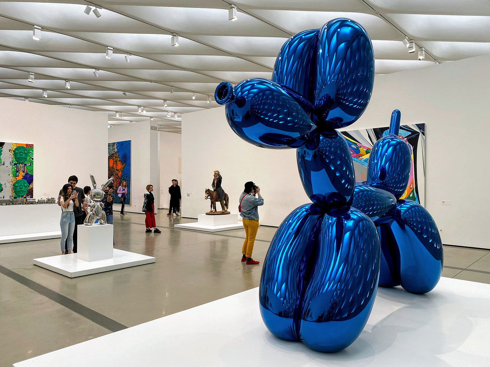 Art gallery with Jeff Koons' 'Balloon Dog (Blue)'